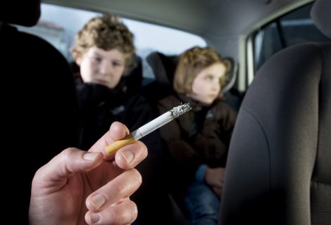 Genelge onaylandı. Arabada çocuk varken sigara içmenin cezası Bin 500 Euro