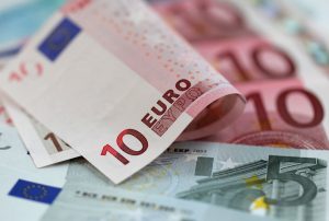 Aylık nakit para çekme limiti Bin 800 Euro’ya yükseltildi